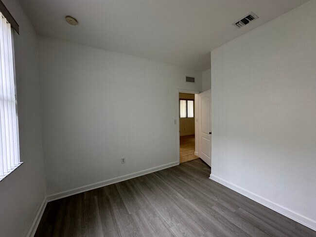 Building Photo - 2650 SE 16th Ter