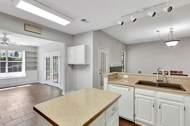 Building Photo - Charming Charleston National Home