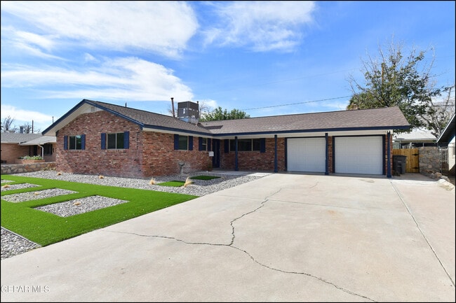 Building Photo - 3217 Wedgewood Dr