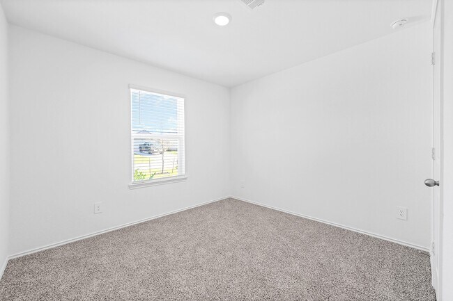 Building Photo - 40623 Spruce Ln