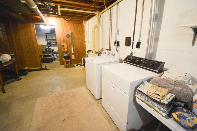 Building Photo - Unique, Conveniently Located, 4 bed 2.5 bath Home For Rent!