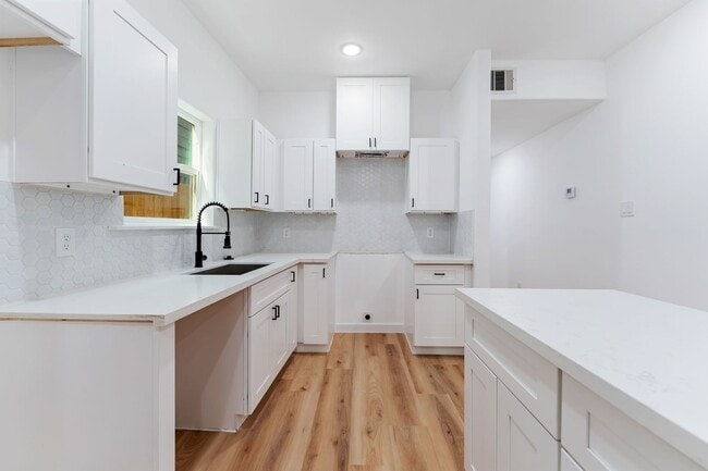 Building Photo - Stunning Duplex with Garage & Modern Finishes