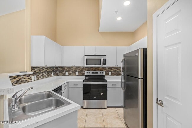 Building Photo - 2450 W Glenrosa Ave