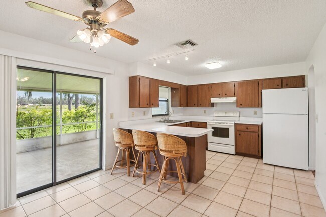 Building Photo - 4704 Queen Palm Dr