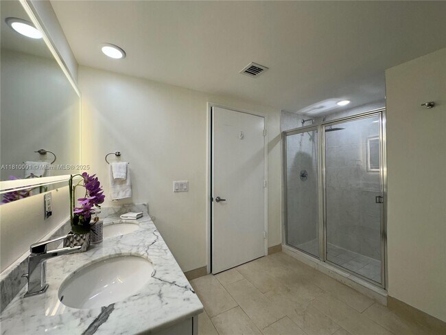 Building Photo - 950 Brickell Bay Dr