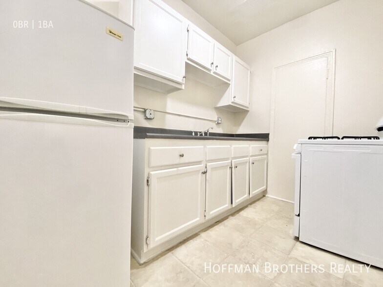 Building Photo - 425 S Grand View St