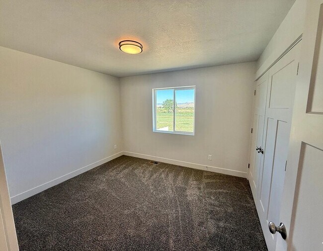 Building Photo - 242 N 900 W