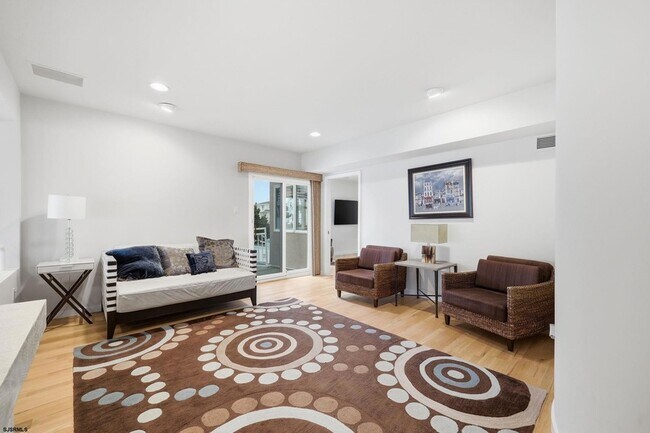 Building Photo - 119 S 11th Ave