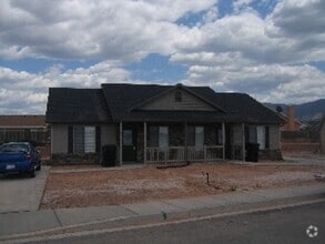 Building Photo - Cozy 2 bedroom Duplex Home