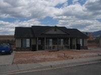 Building Photo - Cozy 2 bedroom Duplex Home