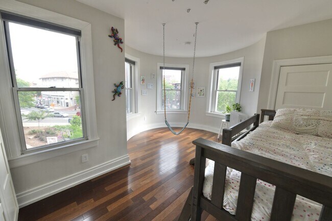 Building Photo - Charming 2BR + home office Condo in the he...