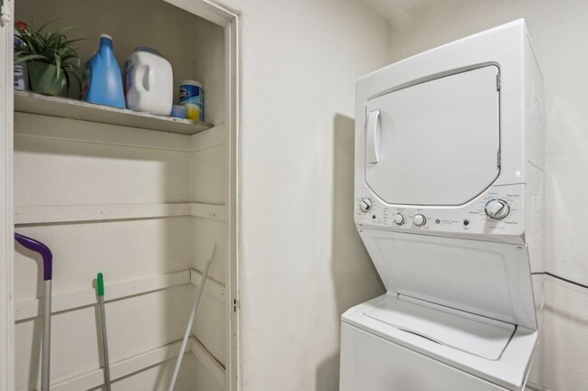 Building Photo - 522 Westminster Ave