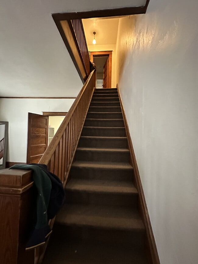 Building Photo - 6 bedroom 2 bath Duplex - available for June 1st close to UWEC!