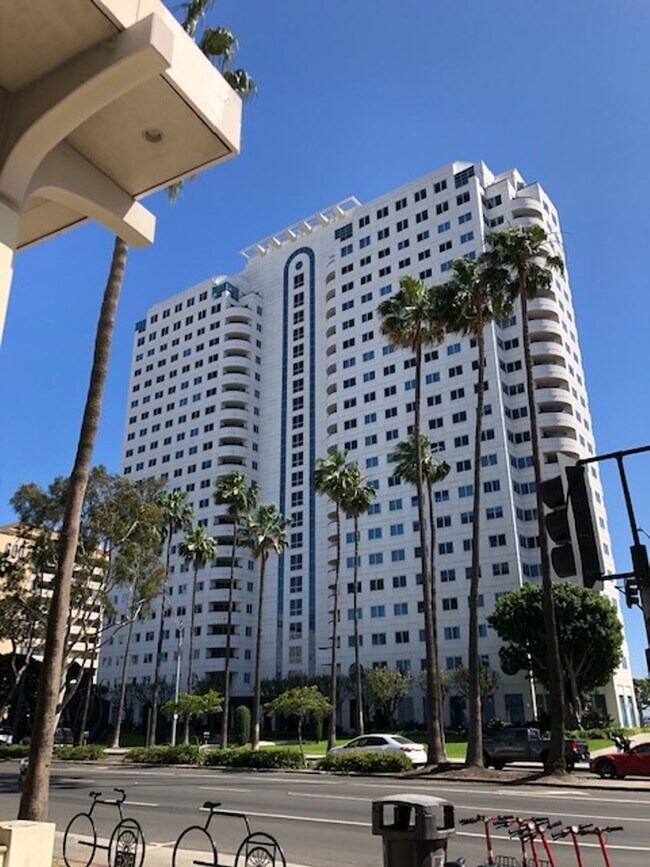 Building Photo - Large 1 bedroom 1 bath in Luxury High Rise...