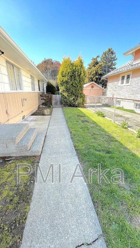 Building Photo - 317 Pelly Ave N