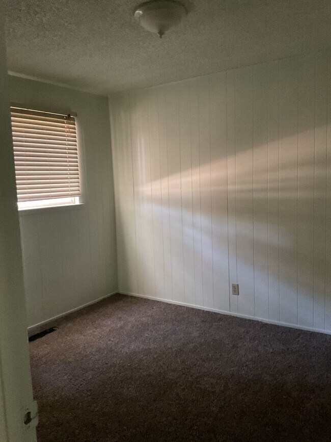 Building Photo - Two story 4 bedroom 2 bath home, Magalia