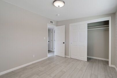Building Photo - 2 bedroom, 1 bathroom single-story duplex