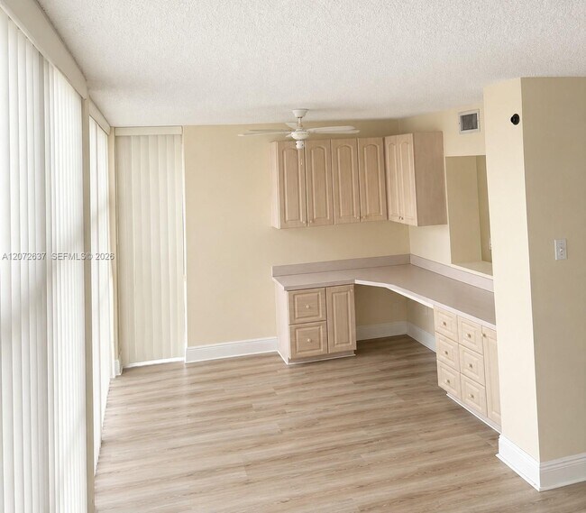 Building Photo - 600 Parkview Dr