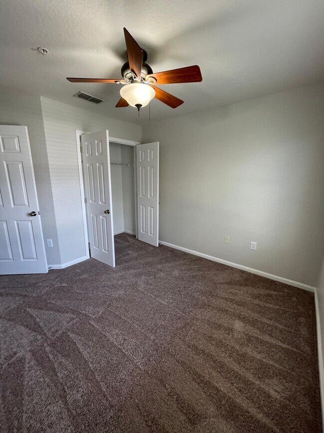 Building Photo - Spacious 3 bedroom, 2.5 bath townhouse in ...