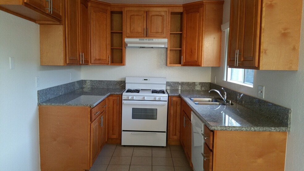 Kitchen - 3843 Huron Ave