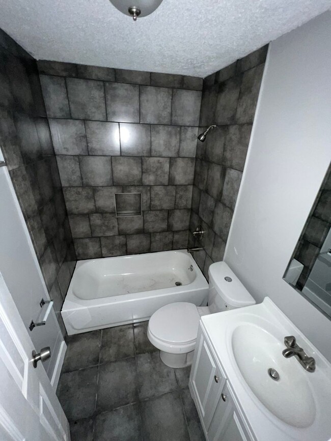 Building Photo - Beautiful 3 bedroom 1 bath
