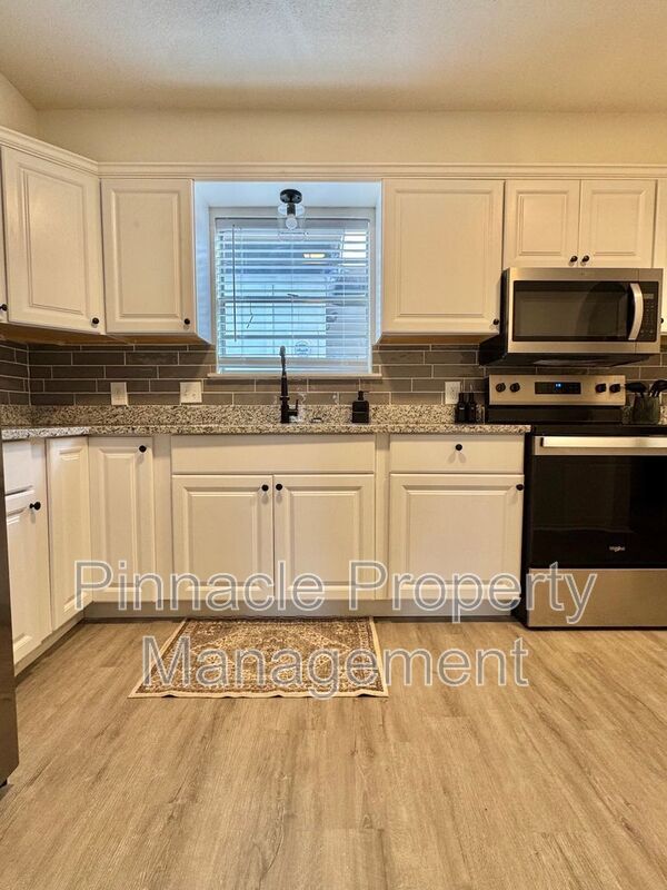 Building Photo - 2408 Lindenwood Dr