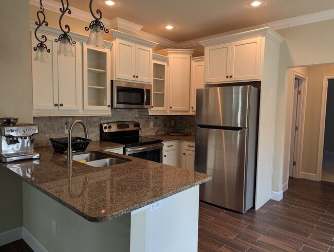 Building Photo - Townsend - 3 Bed 3 Bath Townhome