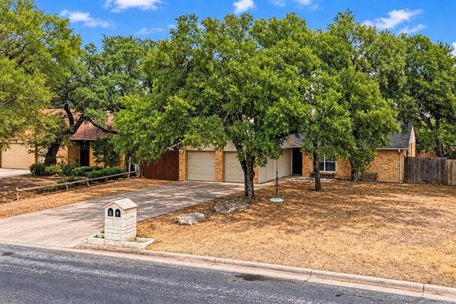 Building Photo - 8808 Pineridge Dr