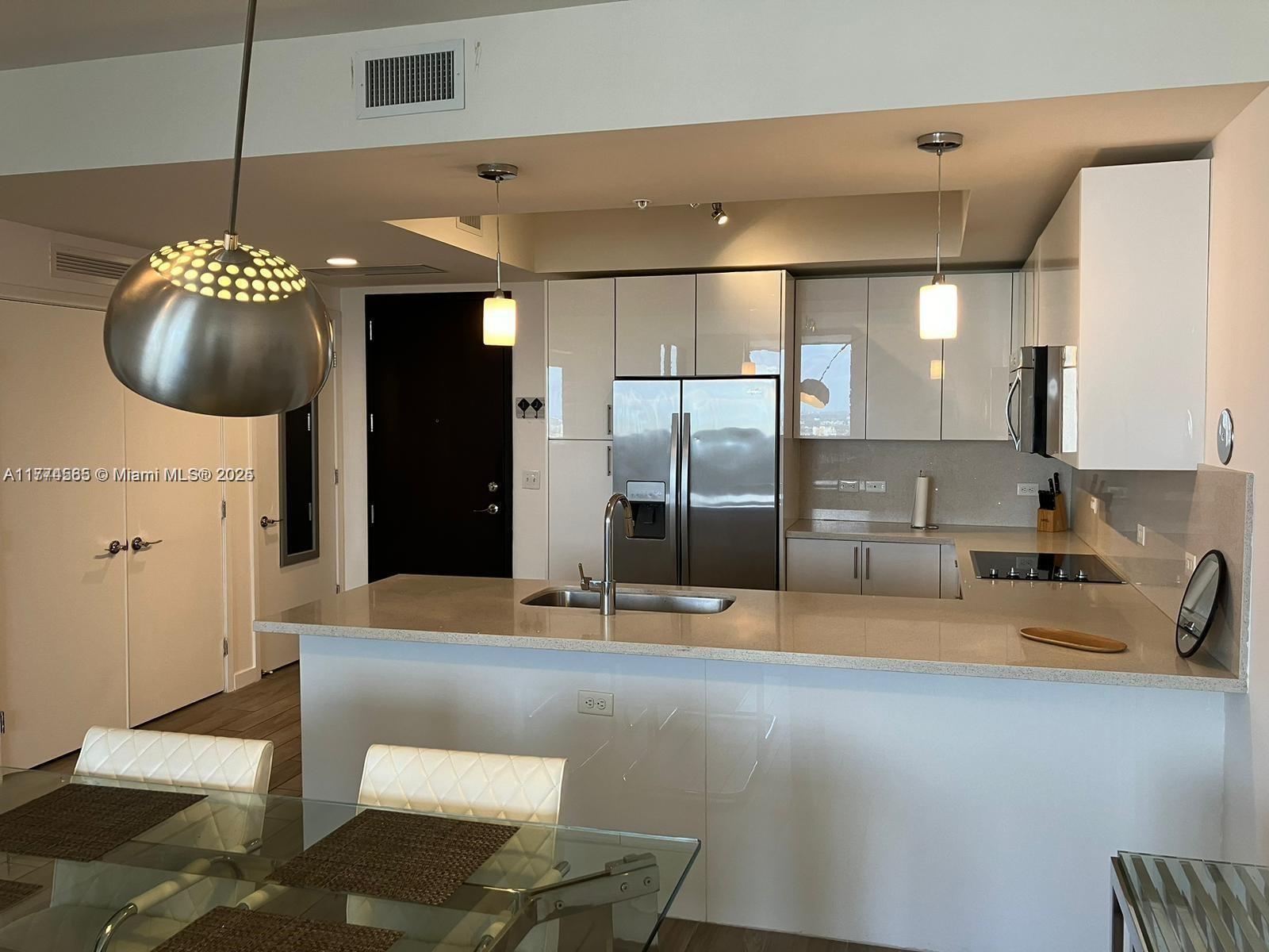 Building Photo - 999 SW 1st Ave