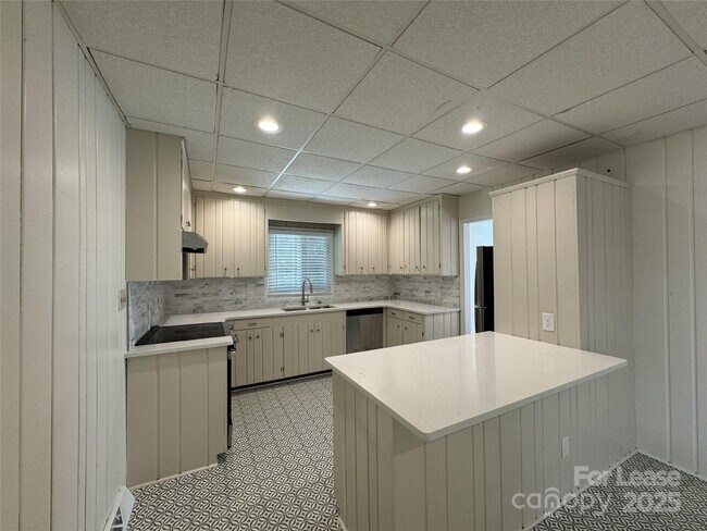 Building Photo - 201 Livingston Dr