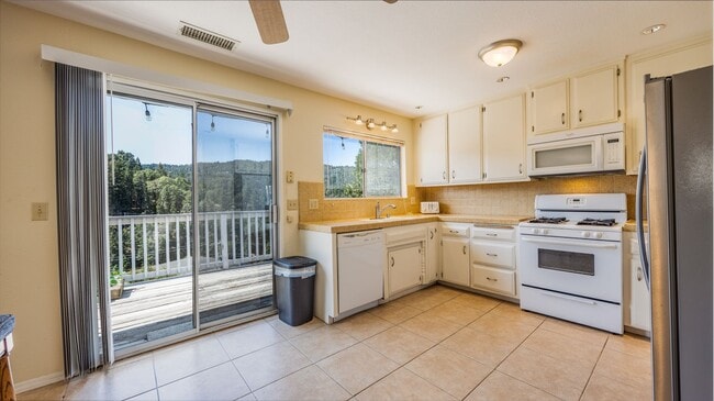Building Photo - 4 Bedroom 2 Bath Level Entry Home