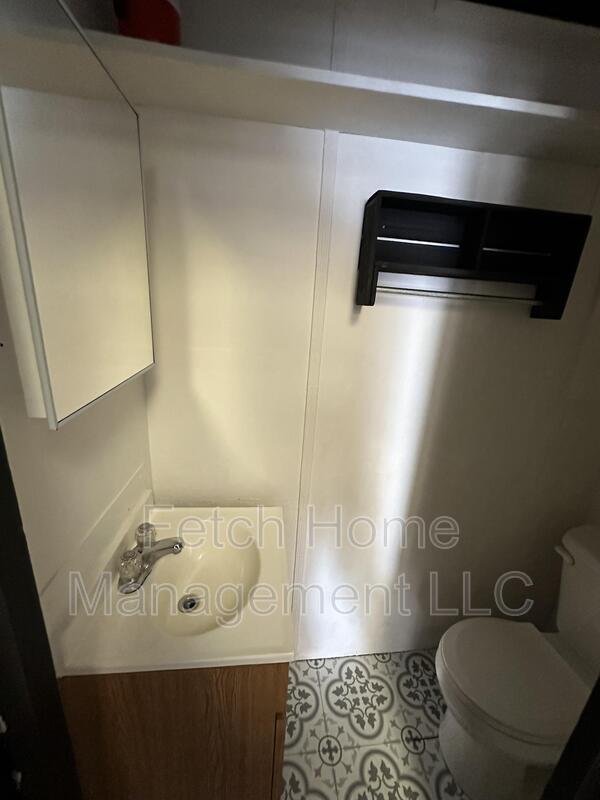 Building Photo - 107 E Main St