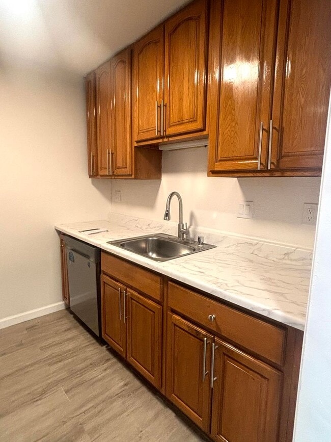 Building Photo - Redwood City Apartments Unit 5