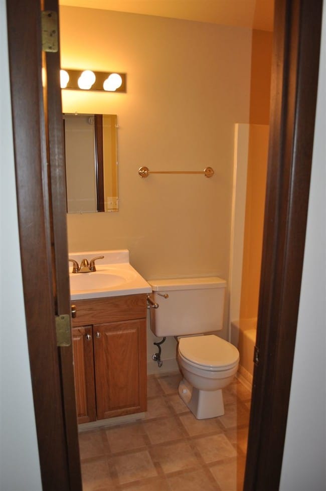Building Photo - 2 br, 1 bath 4plex - Timbercreek Townhouse...