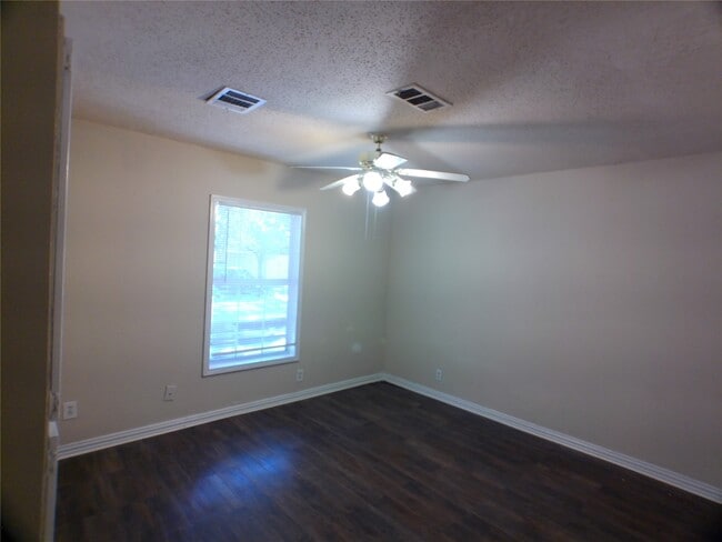 Building Photo - 1301 Glenmore Dr