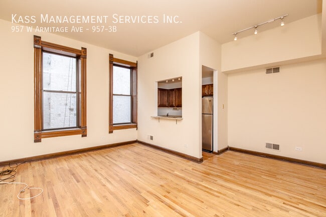 Building Photo - 957 W Armitage Ave