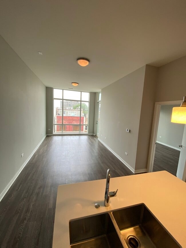 Building Photo - 1545 W North Ave