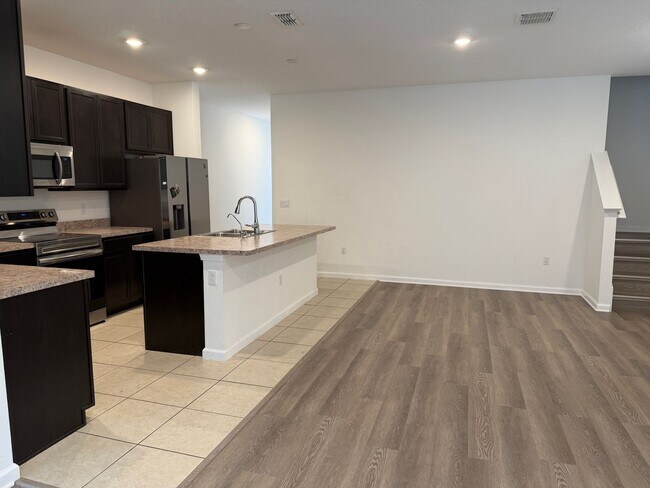 Building Photo - 4 bed 2.5 bath single family