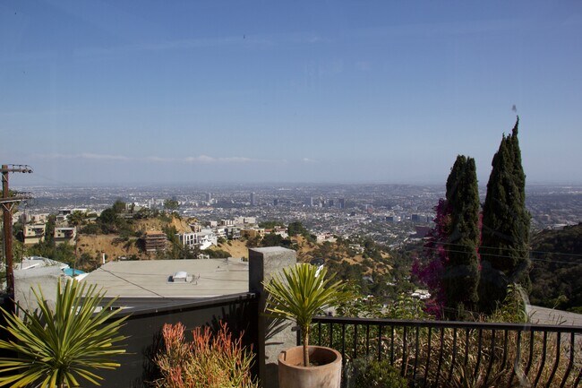 Building Photo - 2144 Sunset Plaza Dr