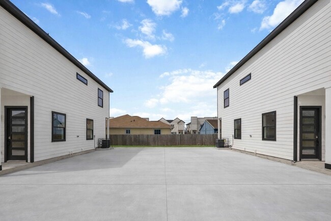 Building Photo - 4804 Carmen St