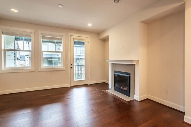 Building Photo - Welcome to the Brownstones at Issaquah Highlands Available August 1st