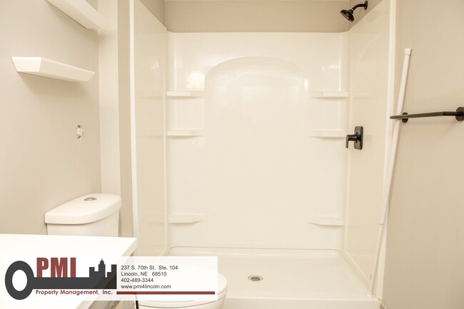 Building Photo - 820 S 38th St