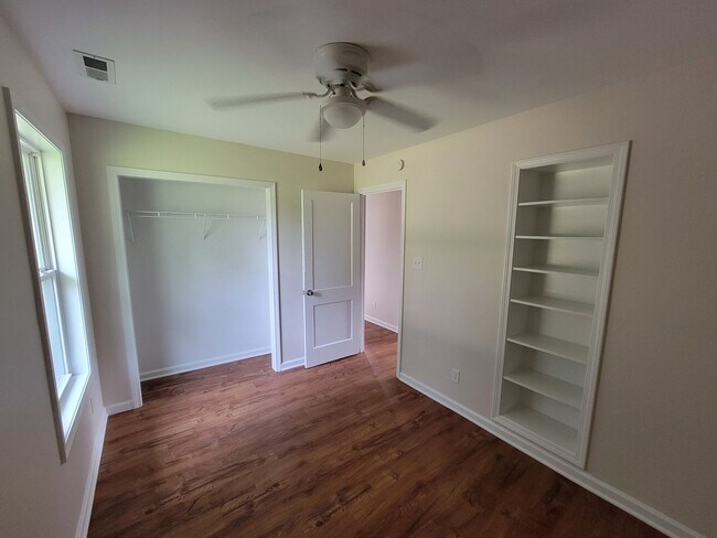 Building Photo - 2 Bedroom House