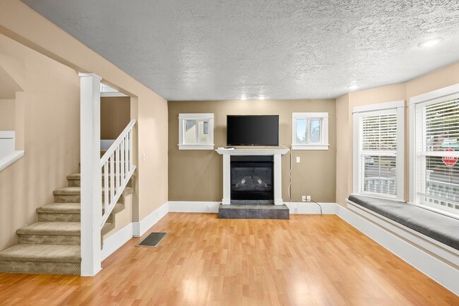 Building Photo - Delightful 4 Bed/2.5 Bath Craftsman home in the Rose City Park Neighbood
