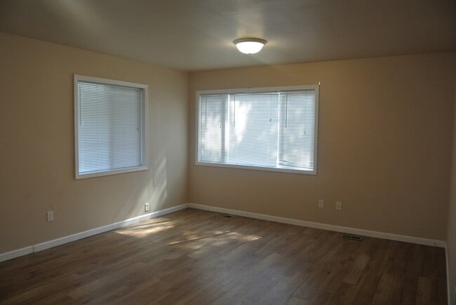 Building Photo - 3 Bedroom House!