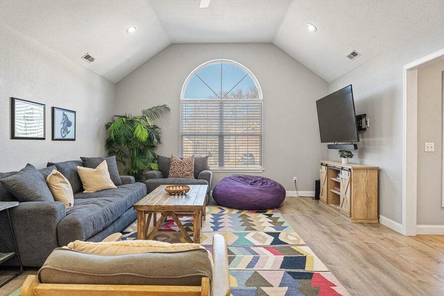 Primary Photo - 403 Willington Ln