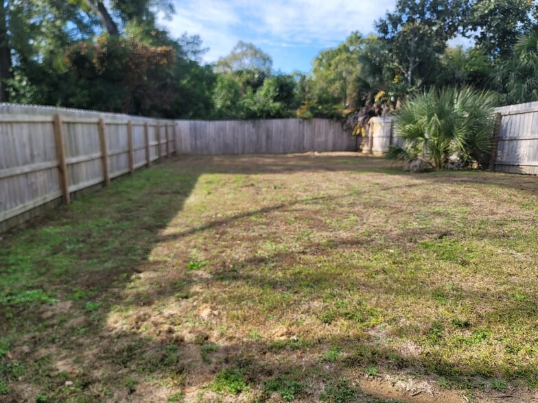 Building Photo - 1511 N Davis Hwy