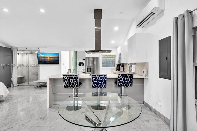 Building Photo - 394 SE 5th Ave