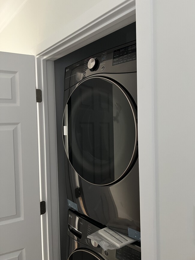 Building Photo - 951 N Oxford Ave