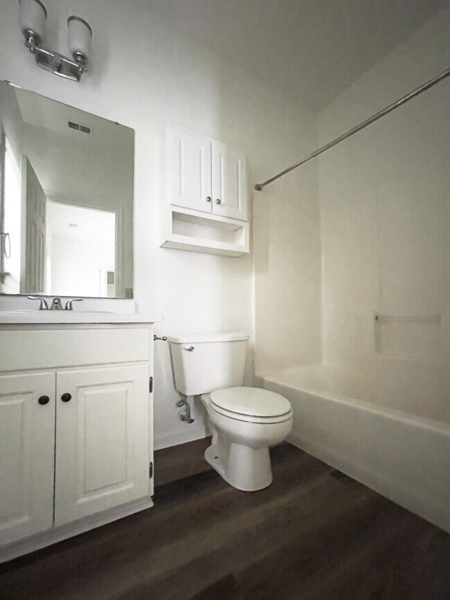 Building Photo - Two Bedroom Townhome!